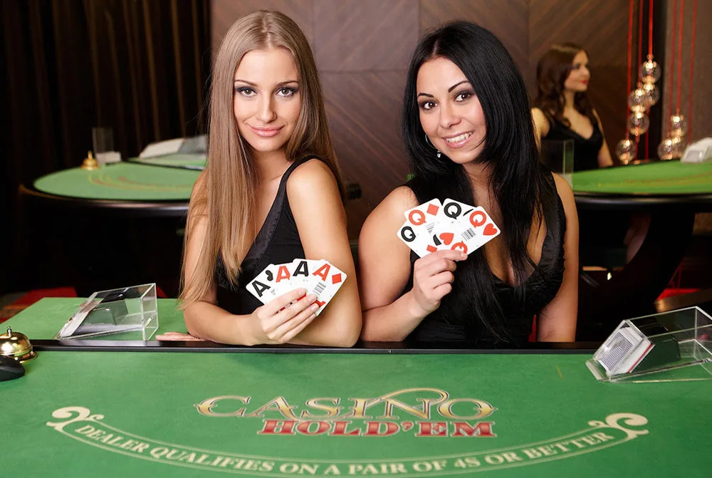 Dealer memandu permainan pada meja kasino live